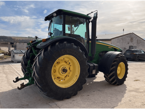 Трактор John Deere 8230 (2007)