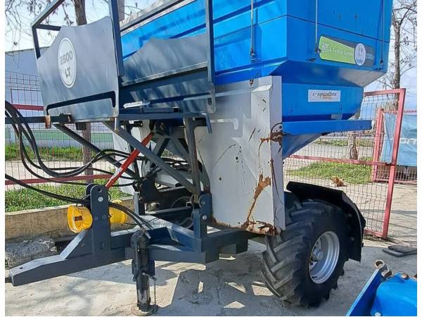 Причіпний розкидач добрив Bufer 2500 LT