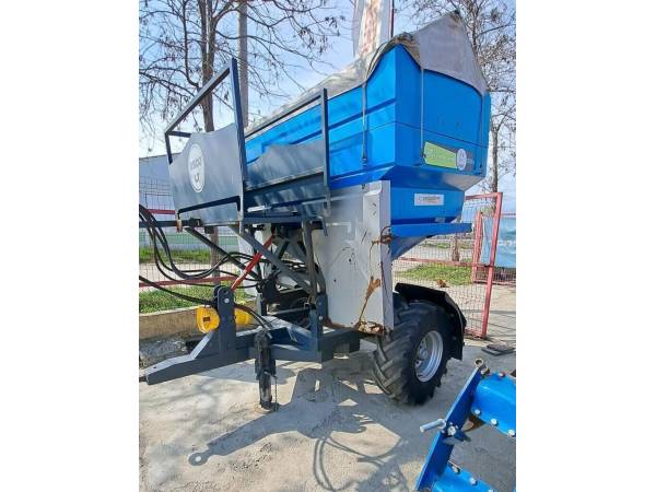 Причіпний розкидач добрив Bufer 2500 LT