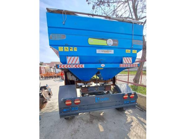 Причіпний розкидач добрив Bufer 2500 LT