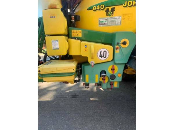 Причіпний обприскувач John Deere 840 (2004)
