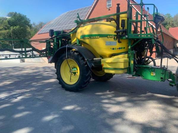 Причіпний обприскувач John Deere 840 (2004)