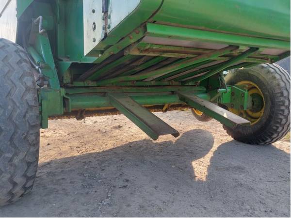 Прес-підбирач рулонний John Deere  580 (1995)