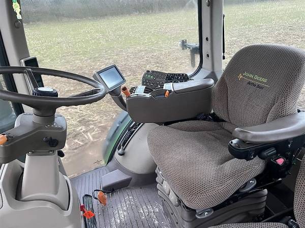Трактор John Deere 8335R (2014)