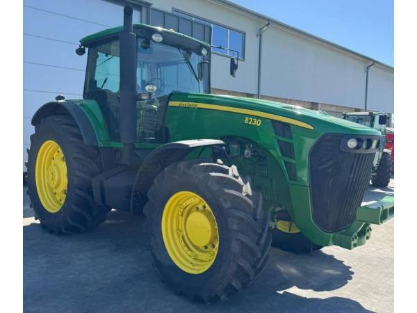 Трактор John Deere 8230 (2007)