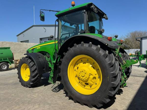 Трактор John Deere 8230 (2007)