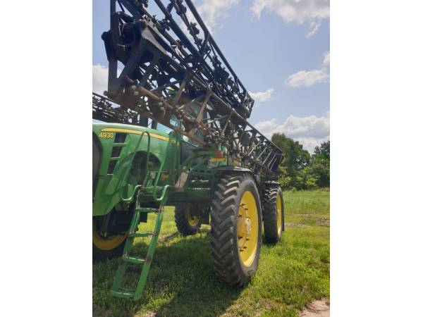 Самохідний обприскувач John Deere 4930 (2011)