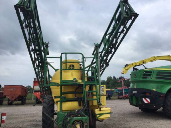 Причіпний обприскувач John Deere 832 SE (2004)