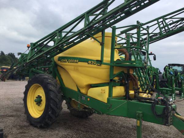 Причіпний обприскувач John Deere 832 SE (2004)