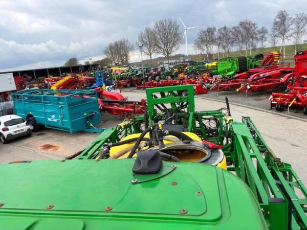 Самохідний обприскувач John Deere R4040 (2017)
