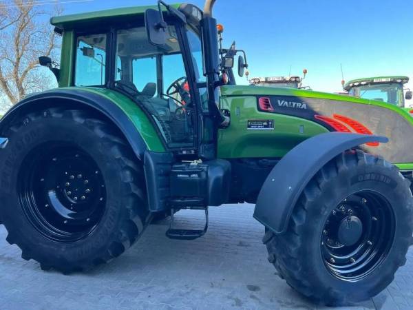 Трактор Valtra T202 (2011)