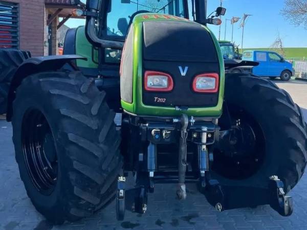 Трактор Valtra T202 (2011)