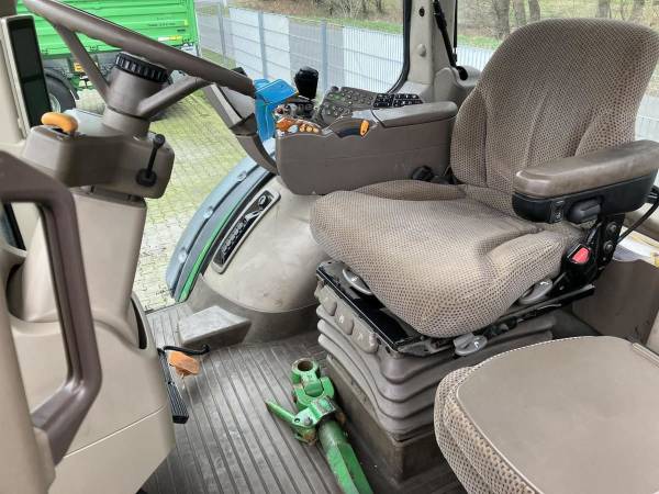  Трактор John Deere 7230R (2011)