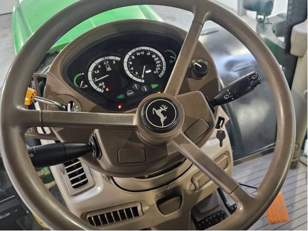 Трактор John Deere 6210R (2013)