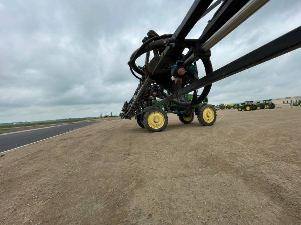 Самохідний обприскувач John Deere 4730 (2011)