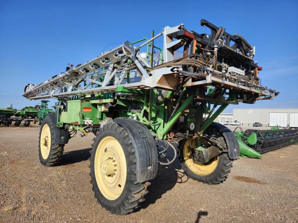 Самохідний обприскувач John Deere 4830 (2011)