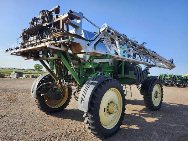 Самохідний обприскувач John Deere 4830 (2011)