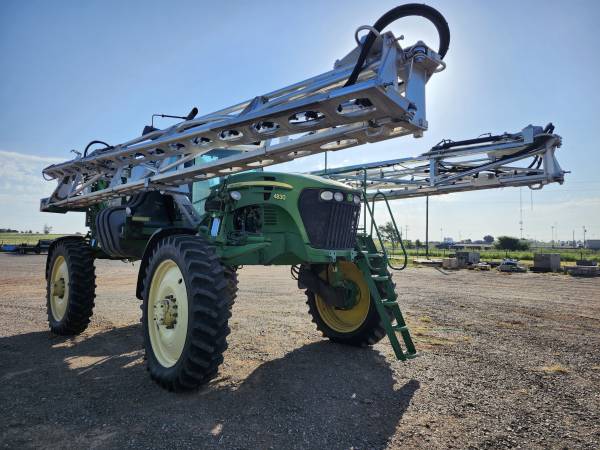Самохідний обприскувач John Deere 4830 (2011)